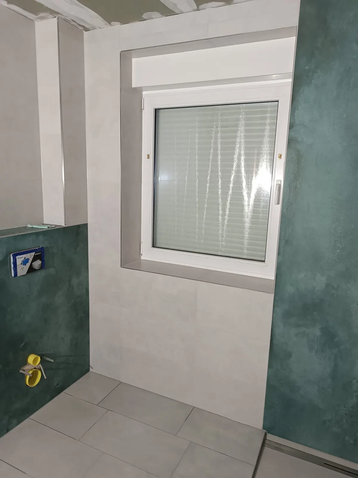 Bad mit Fenster, Vorwandinstallation gefliest